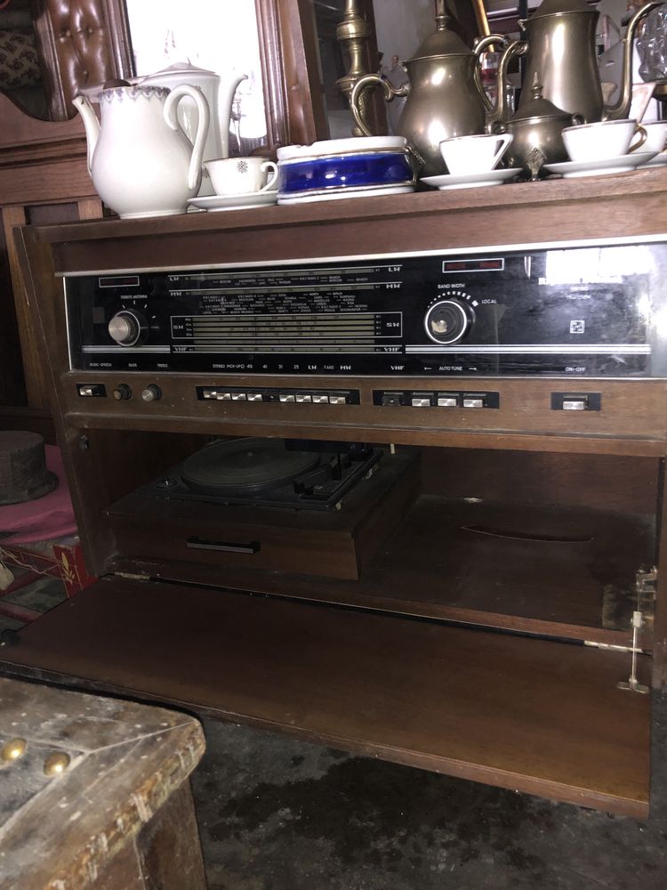 Rádio antiquado  que gira discos