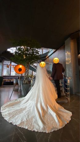 Шикарное свадебное платье с длинным шлейфом и бусинками