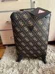 Guess mała twarda walizka Berta travel r S TSA logowana monogram