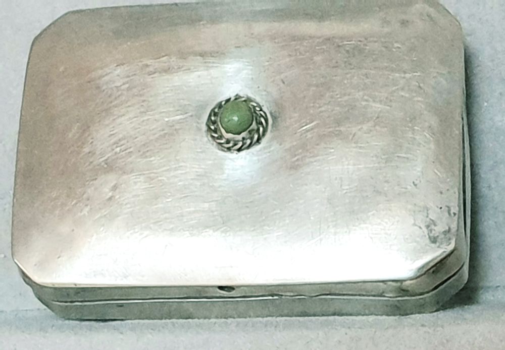 Antiga pequena caixa em prata contrastada com jade