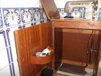 Antiga máquina de costura de pedal em bom estado de conservação