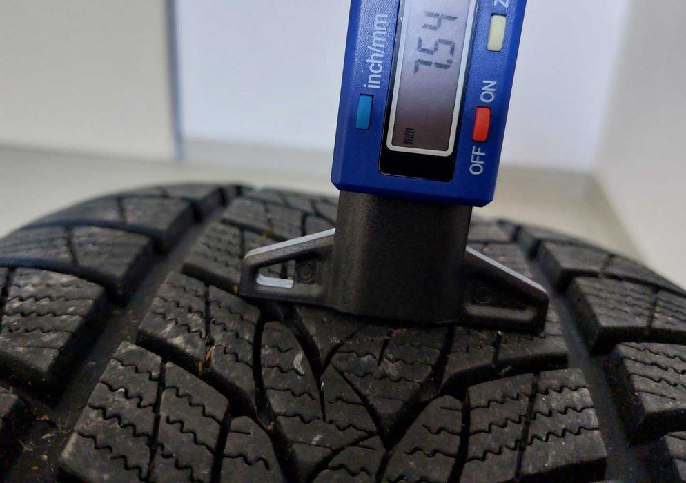 Розпаровка ~7,5мм Imperial Snowdragon UHP 225 35 19 зима Golf Octavia