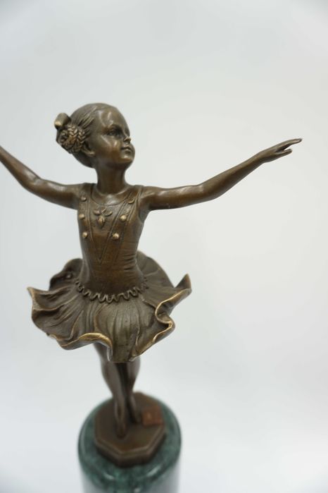 FIGURA Z BRĄZU dziewczynka tancerka