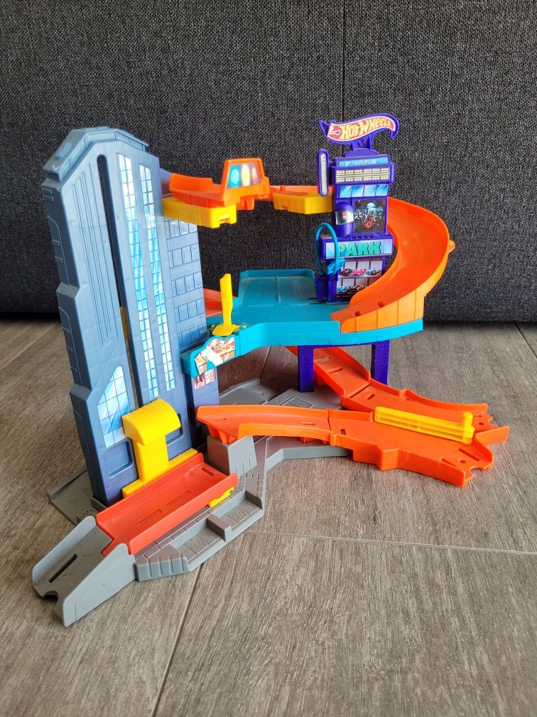 Hot Wheels Parking z windą
Ten odjazdowy supergaraż zapewni mnóstwo ek