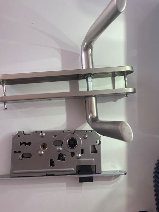 zamek wewnętrzny z uchwytami