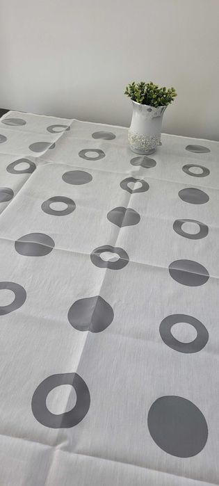 obrus Ikea biały w kółeczka