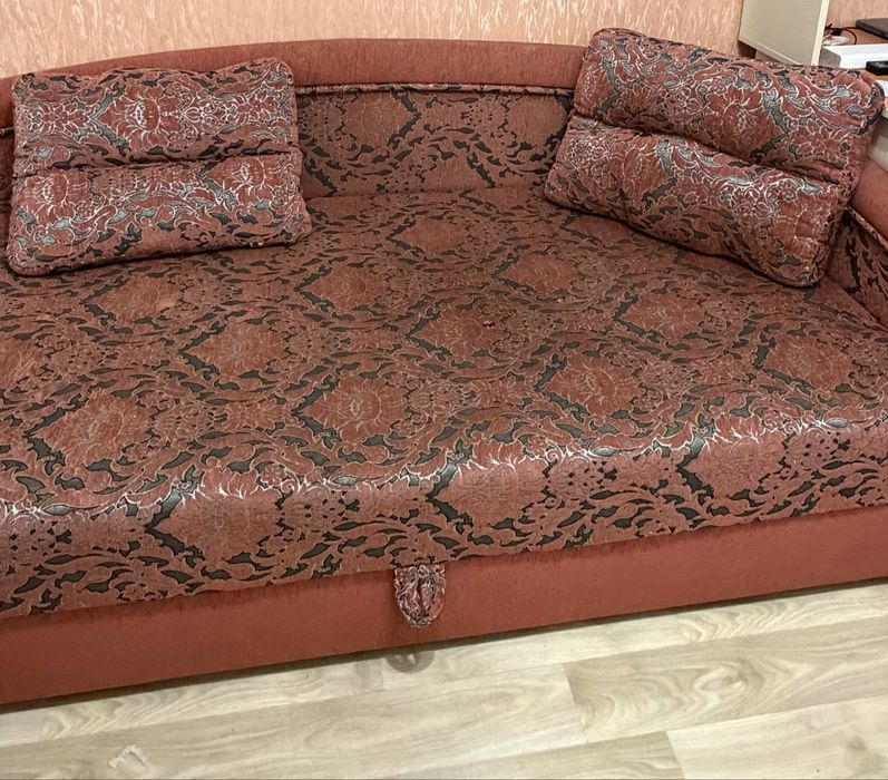 Диван, гарний стар та 3 подушки в наборі.