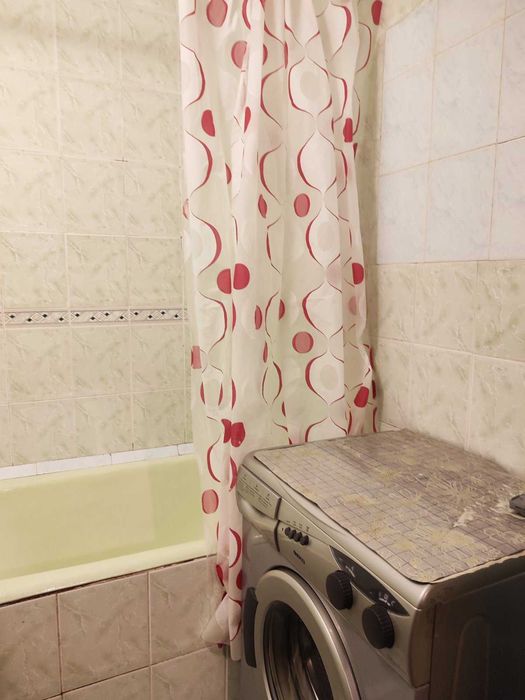 2 кімнатна, Бажана 5а, ГАЗ, тихий двір, метро Харківська -5хв пішки