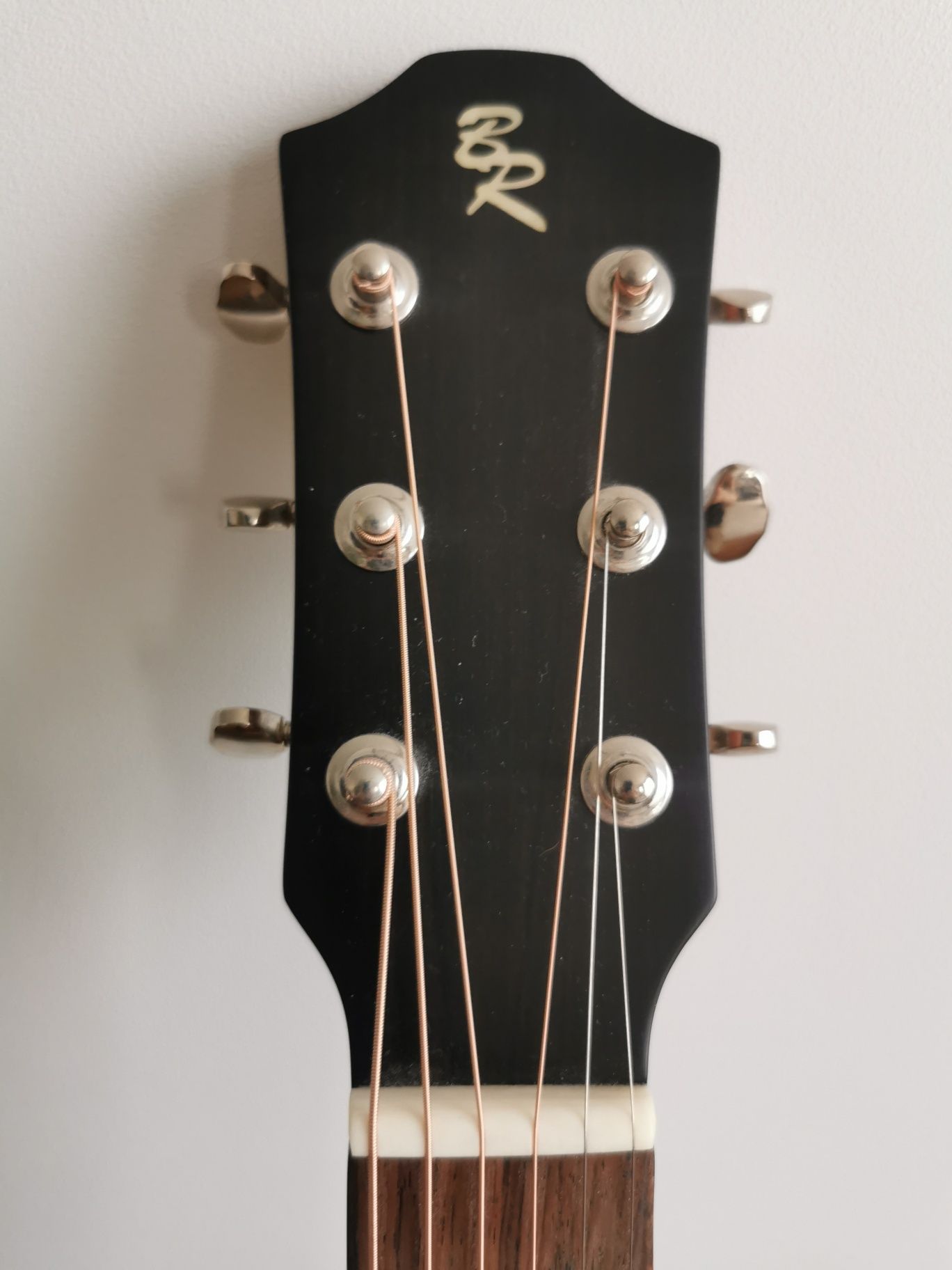 Gitara + hard case BATON ROUGE  X81S/OM + Tonttrager