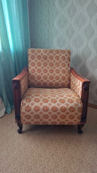 Крісла 2 штуки однакові