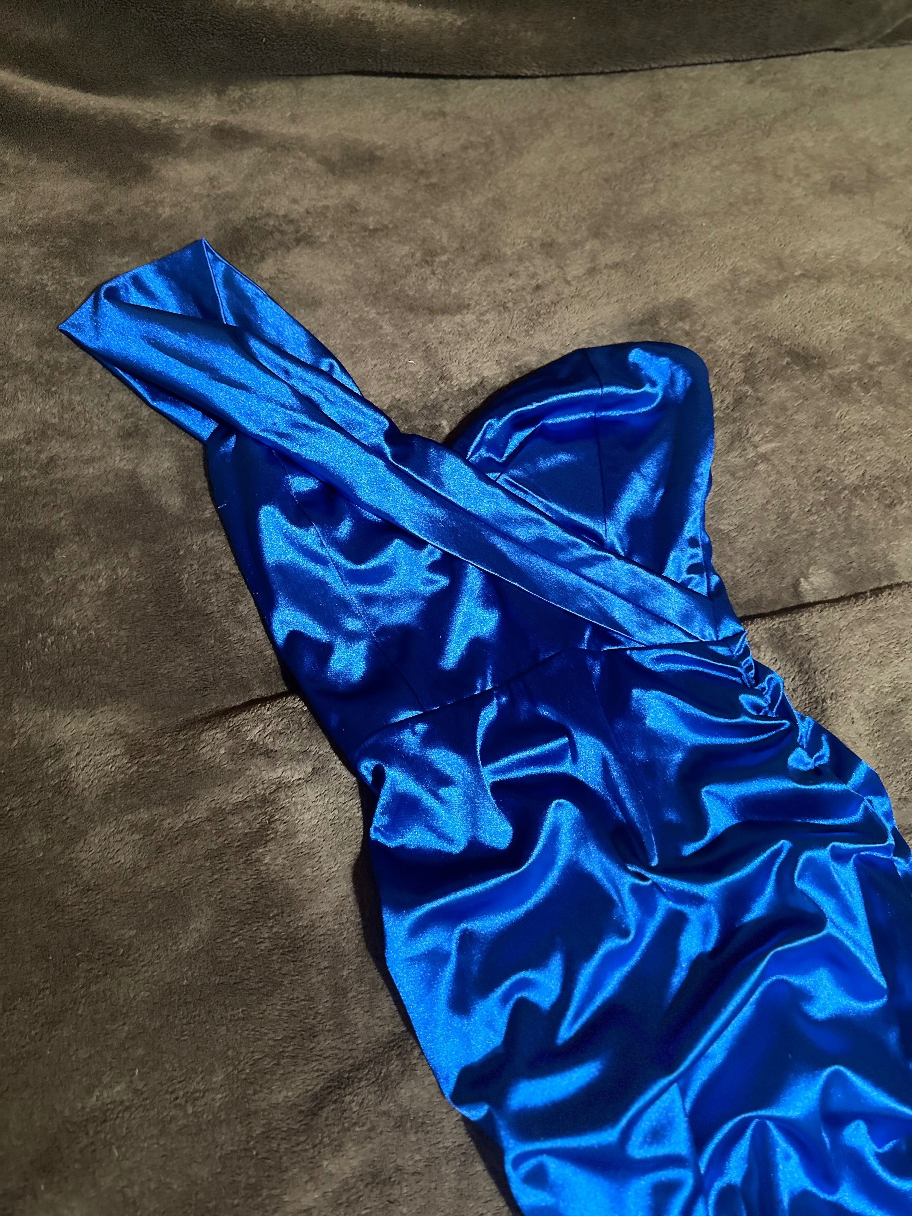 Платье атласное миди синее
Femme luxе