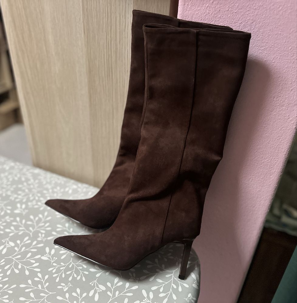 Botas cano alto castanhas - pele de pessego (novas)