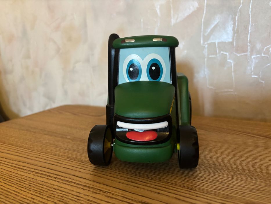 Інерційна іграшка John Deere Трактор Джонні Tomy 15 см