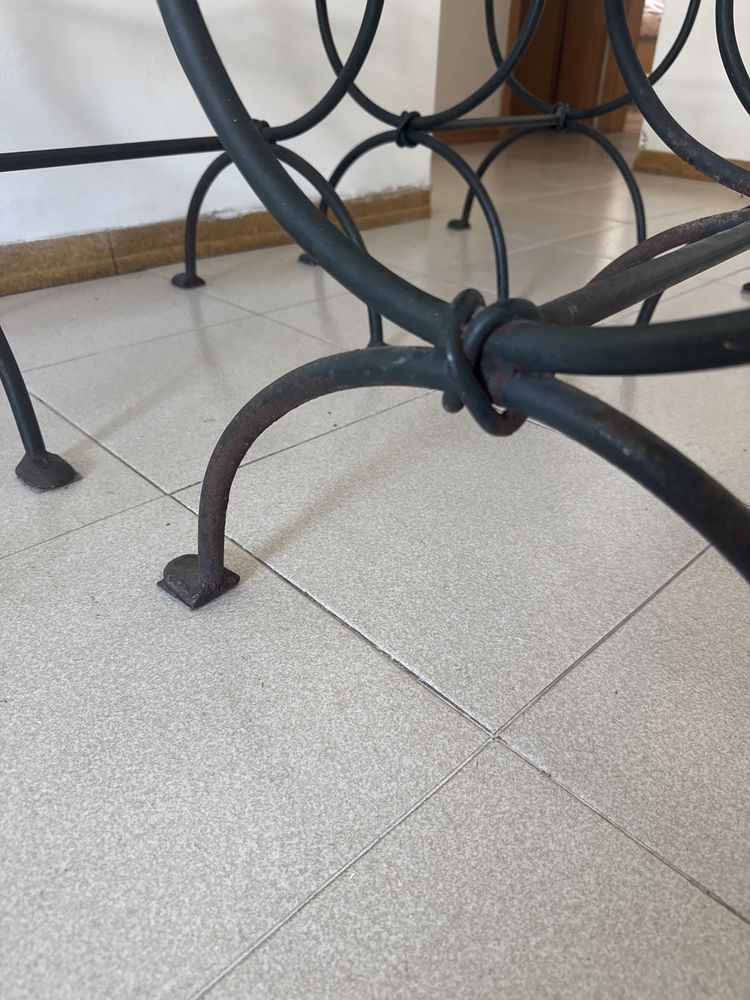 Magnifica mesa de vidro para jardim