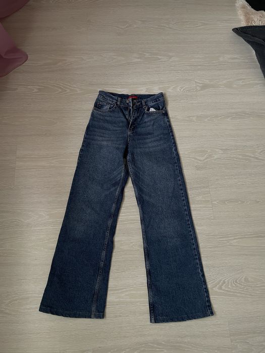 сині джинси прямого крою