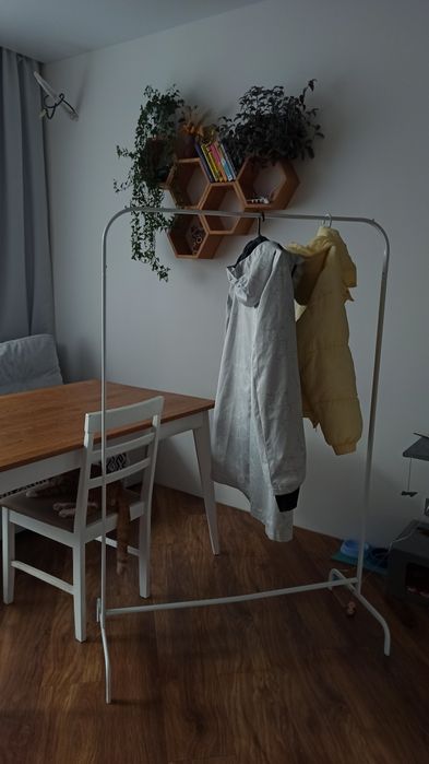 Біла стійка для одягу IKEA