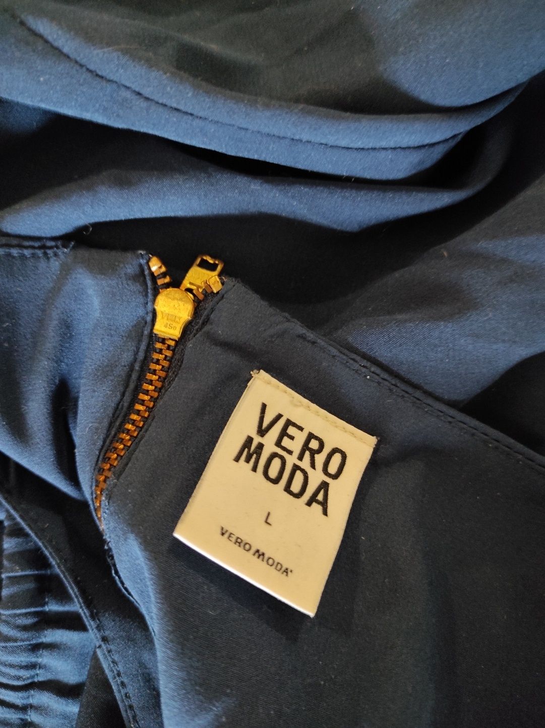 Блуза синего цвета от бренда Vero Moda.
Размер L
Бирка с составом отсу