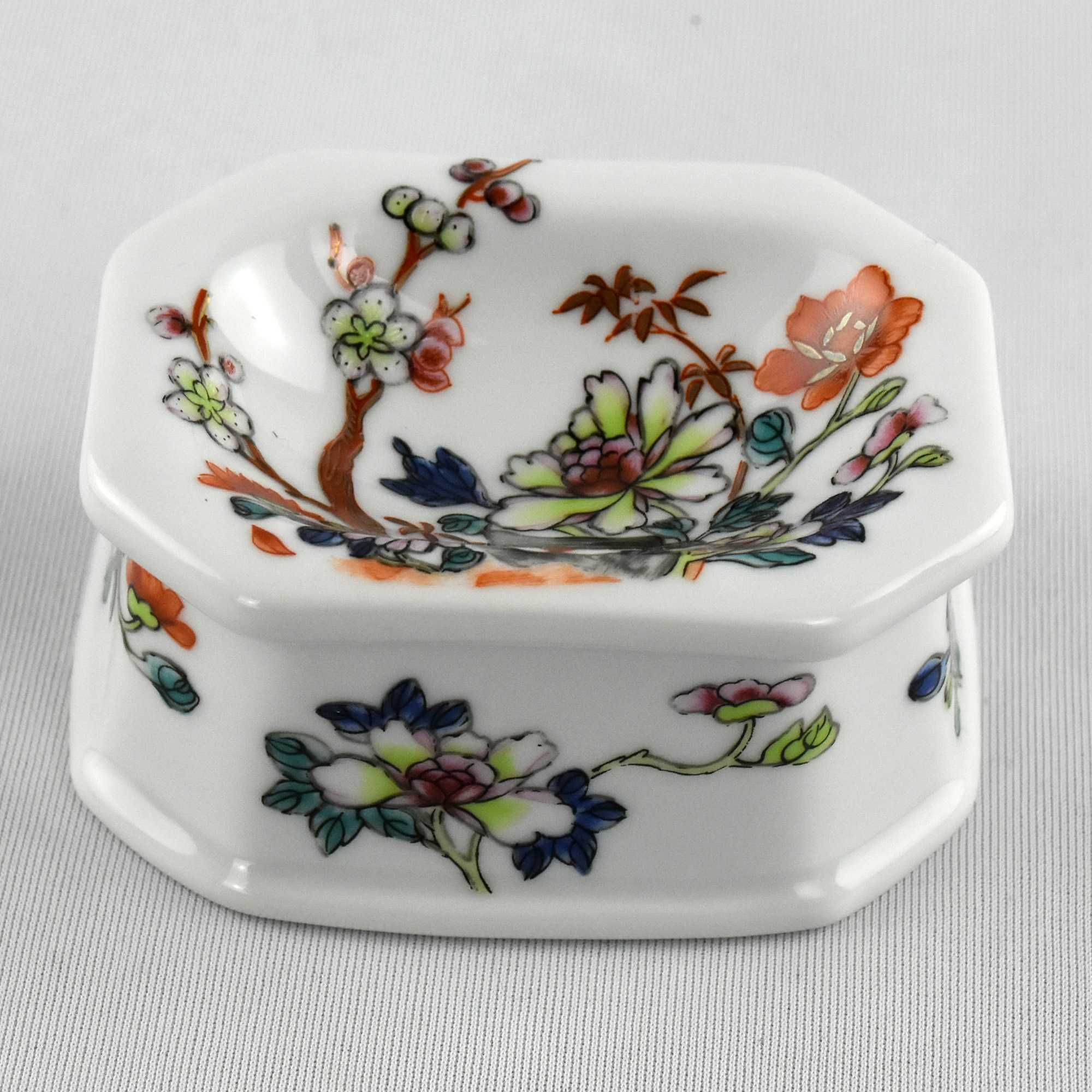 Saleiro em porcelana ricamente decorado com flores ao gosto oriental