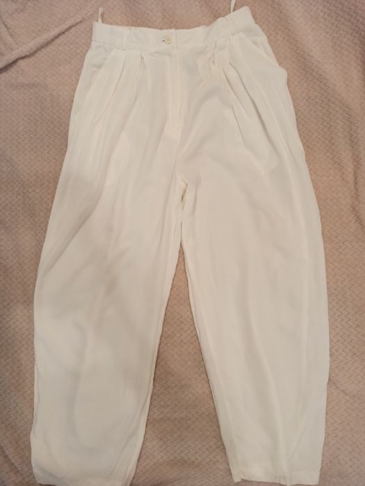 Białe eleganckie damskie spodnie