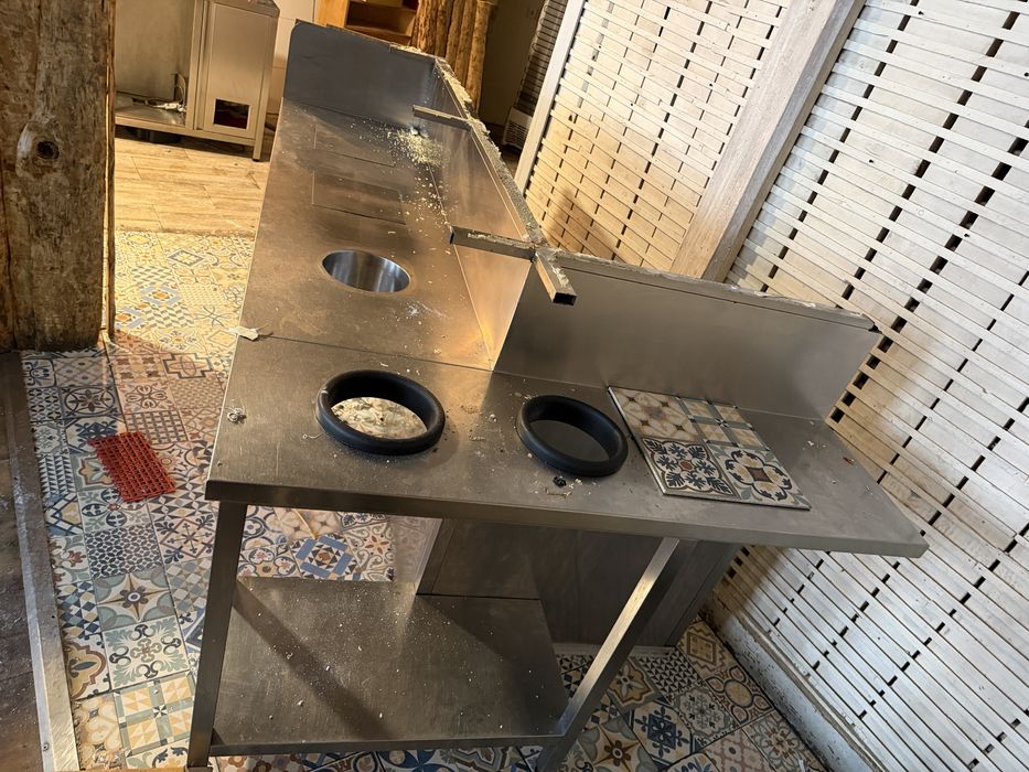 Balcao em inox em L com 3 golas para lixo e pedras de marmore