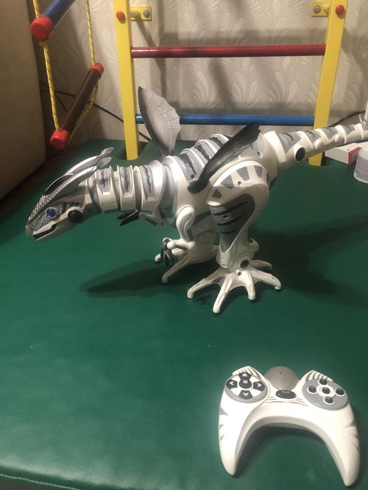 Дракон інтерактивний, на пульті управління