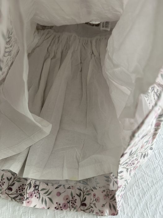 Vestido em tecido floral, com favos, forrado. Pukatuka. 4 anos