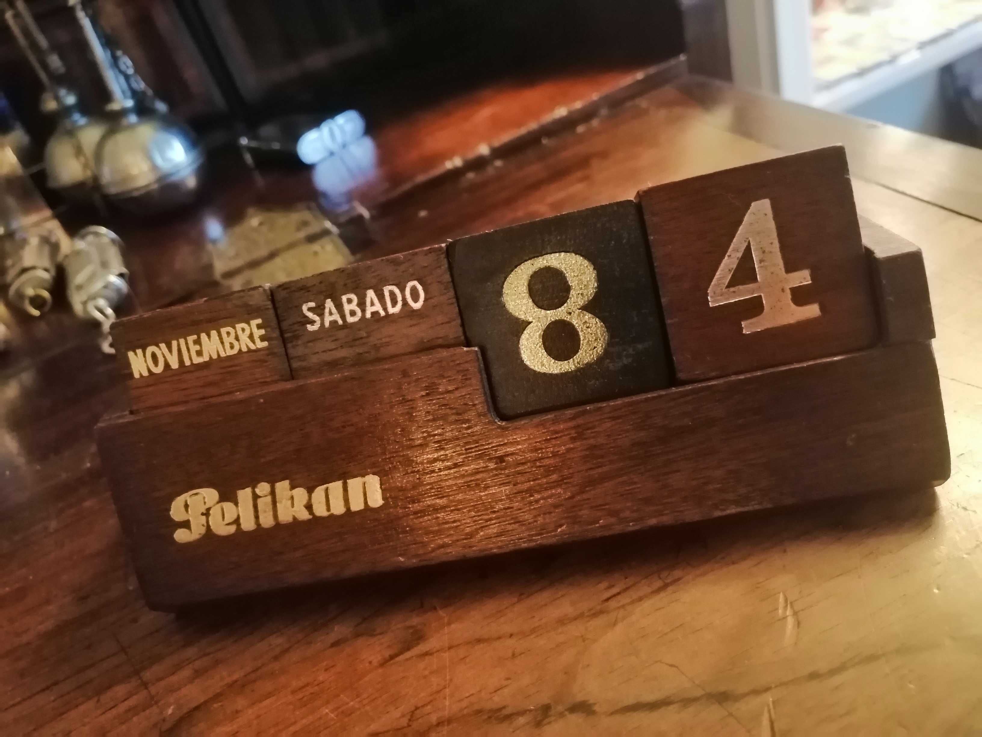 Calendário antigo da Pelikan em madeira