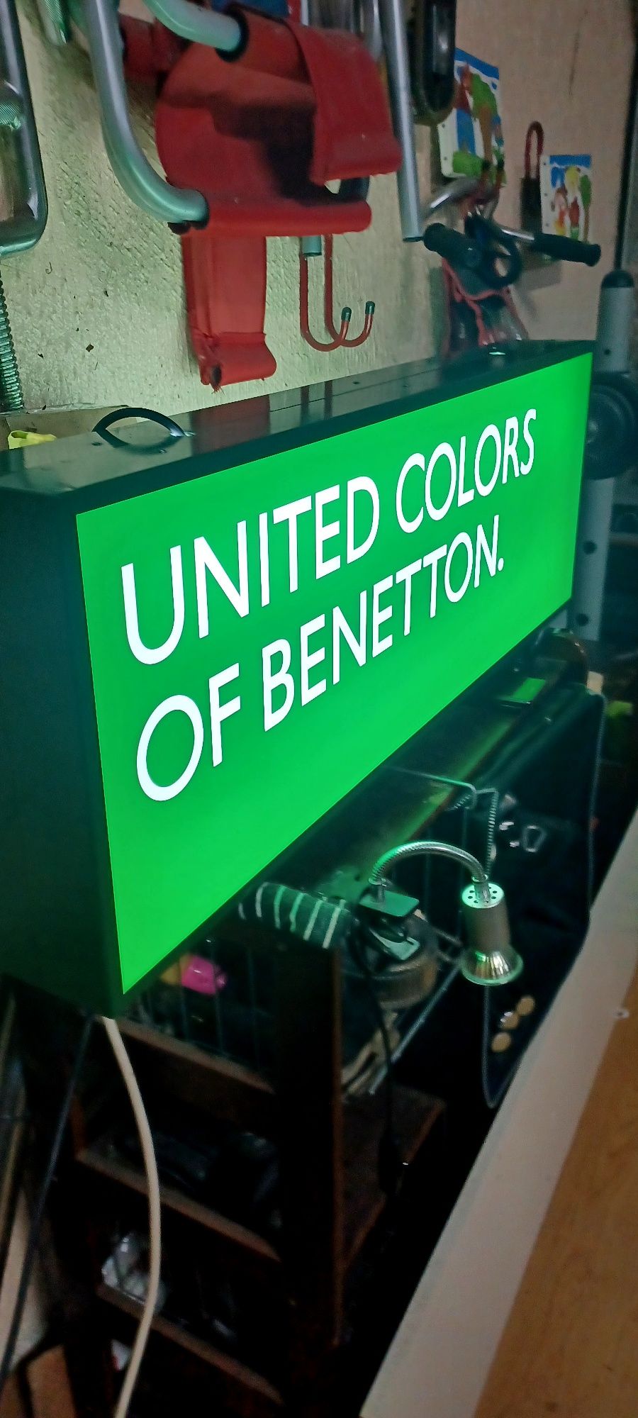 Reclame luminoso United Colors of BENETTON.