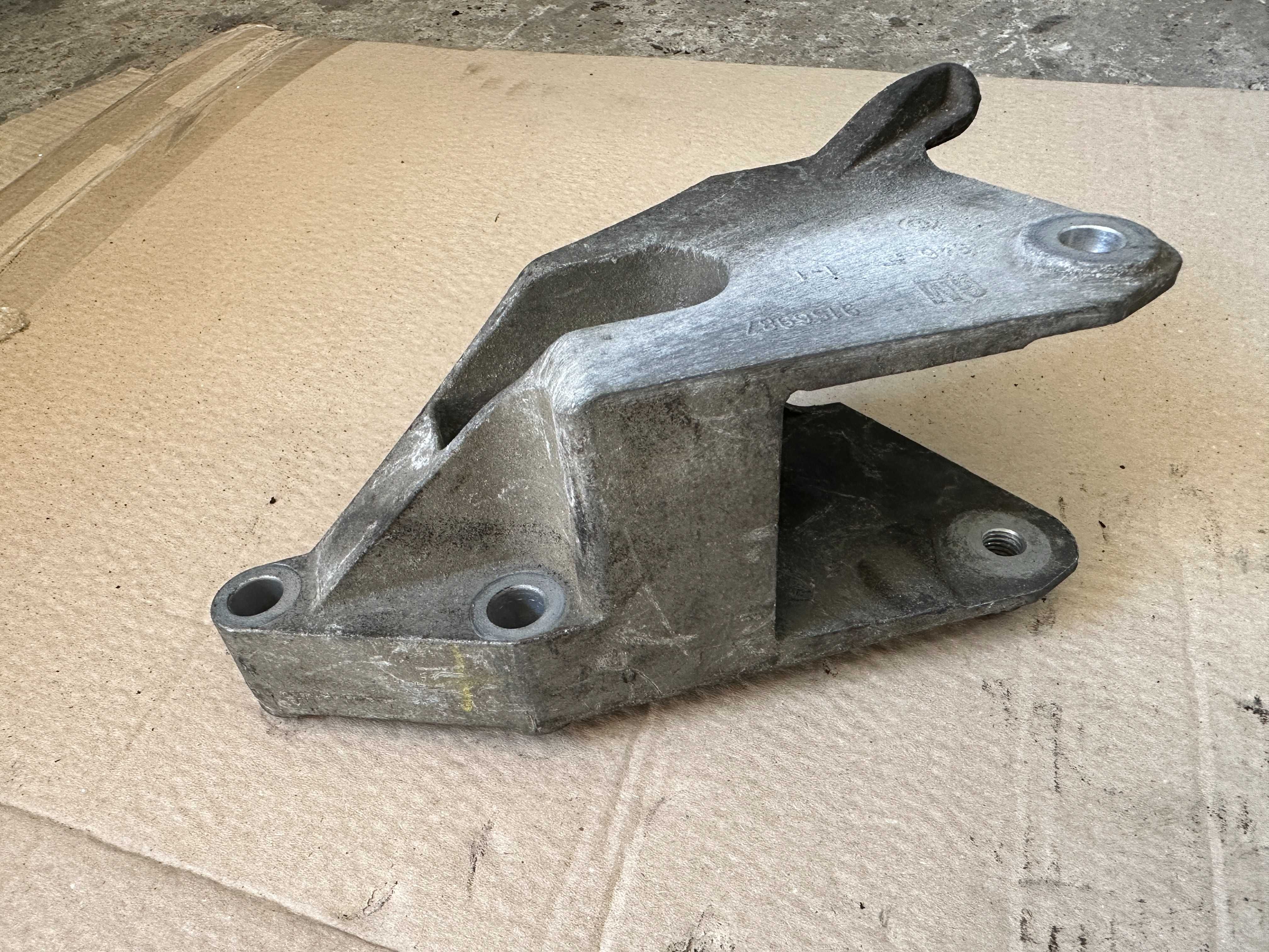 Кронштейн коробки Opel Vectra C 1.8i 9156987