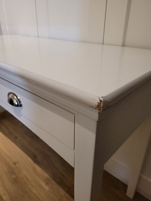 Białe biurko toaletka z lustrem