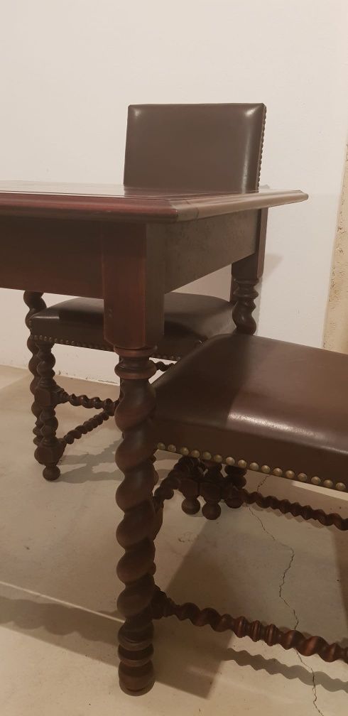 Mesa de jantar em madeira maciça com 4 cadeiras