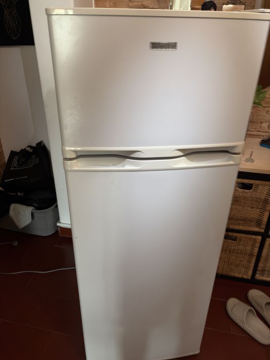 Refeigerador Select com algumas marcas deu so mas totalmente fincional