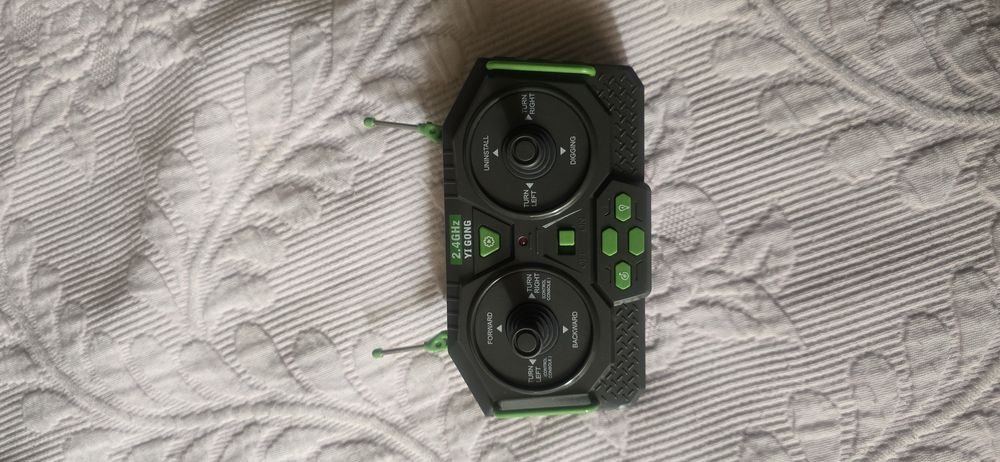 Maquina escavadora telecomando.