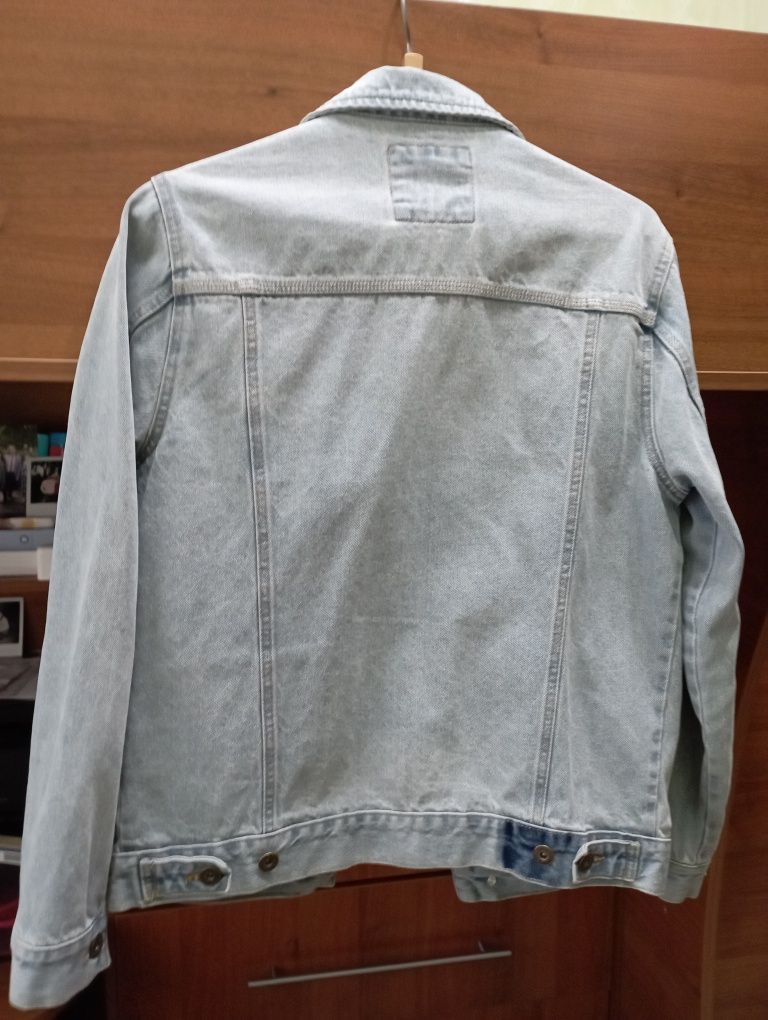 Джинсова куртка фірми Zara.
