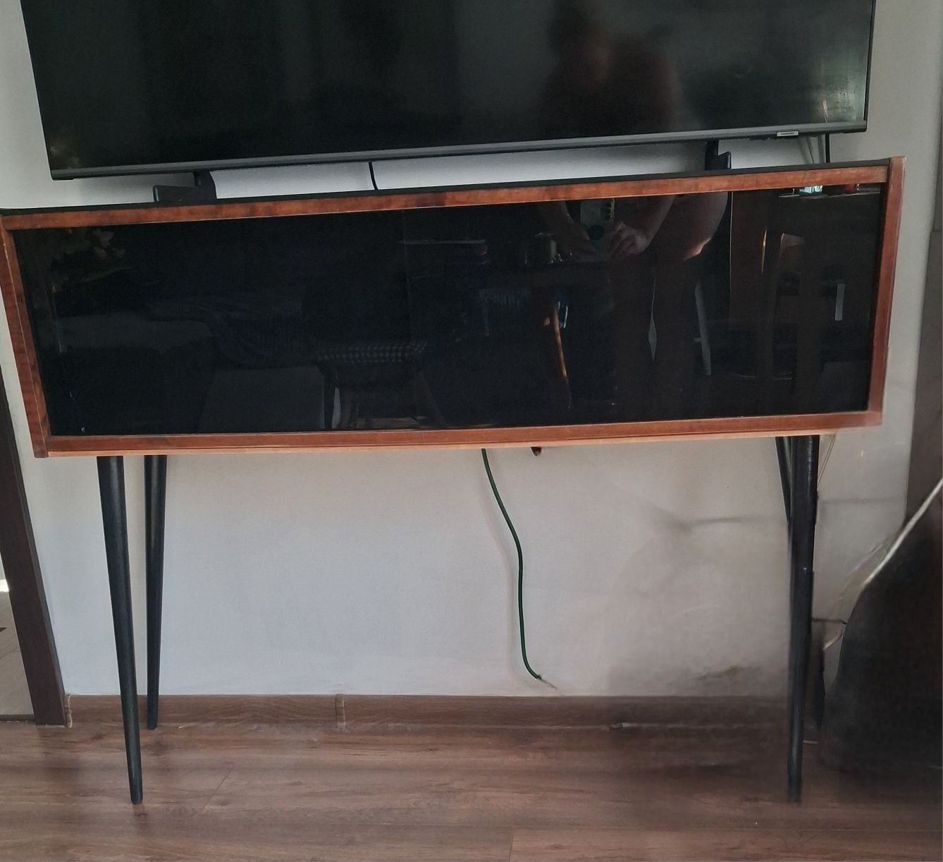 Szafka vintage czarne szyby, na TV.