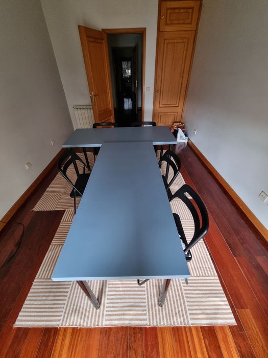 Conjunto de mesas, cadeiras e candeeiro