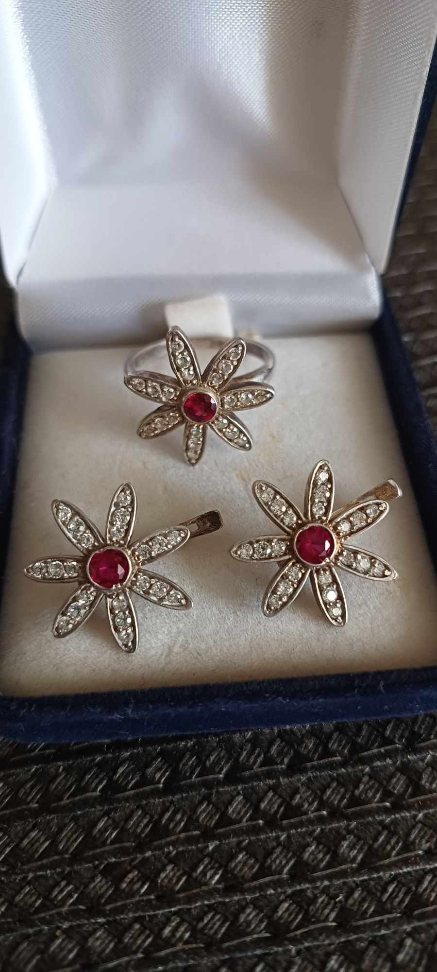 Шикарный серебряный комплект с гранатом.