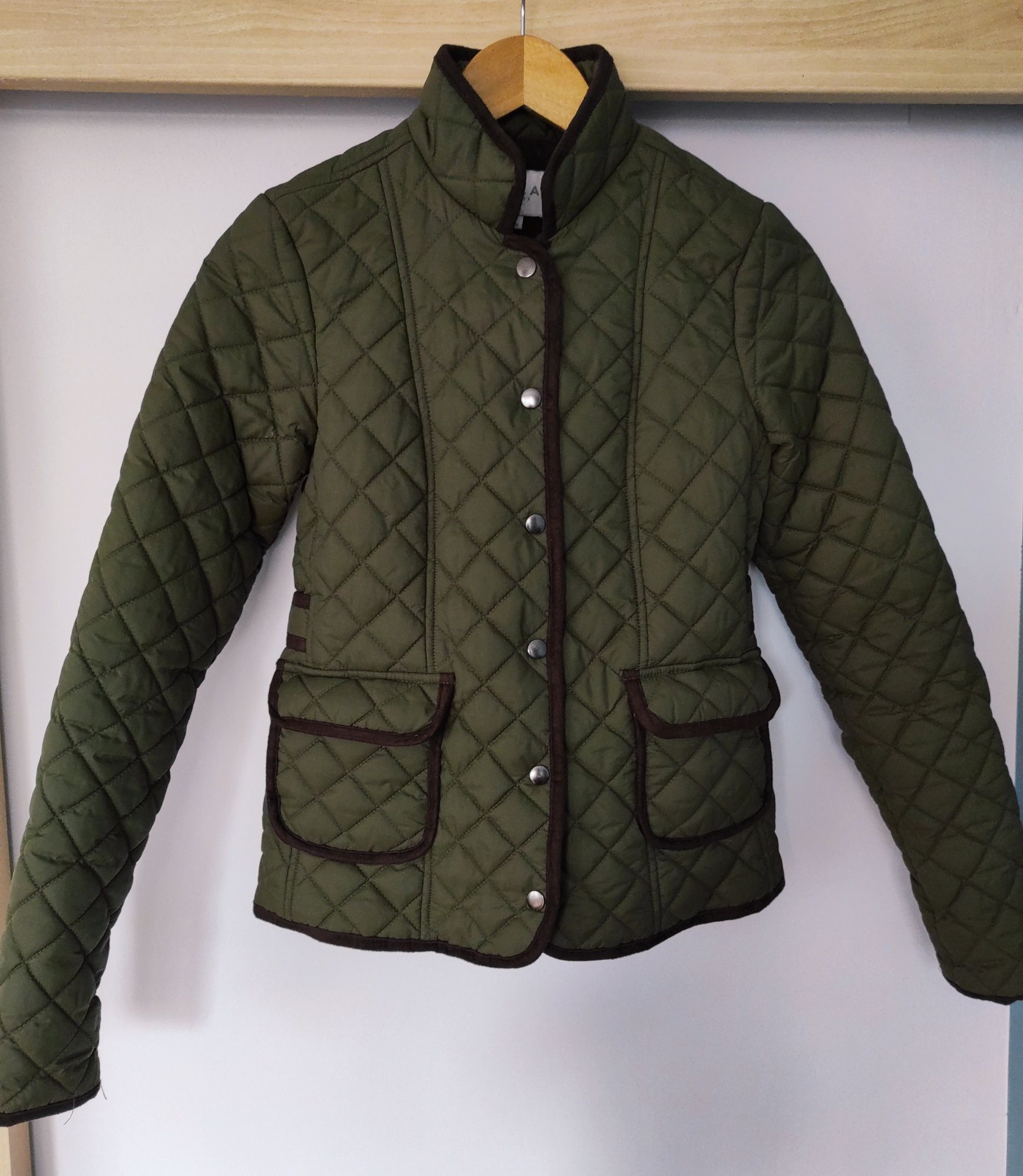 Zielona (khaki), pikowana, krótka kurtka ze stójką, rozmiar XS,