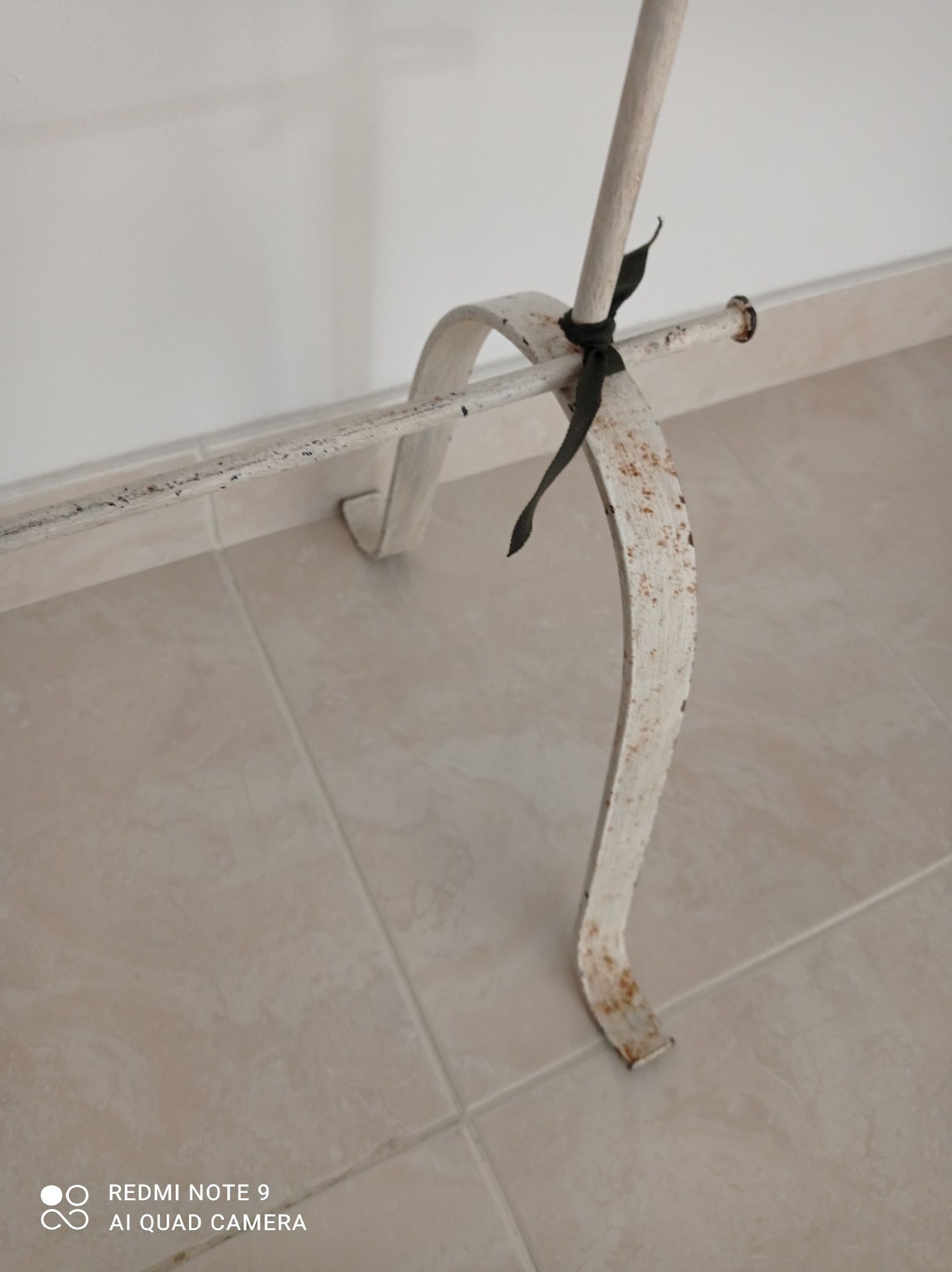 Charriot em ferro furjado pintado de branco