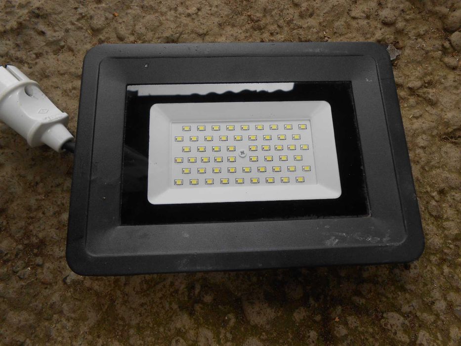 Светодиодный LED прожектор Vestum 50W (2 шт.)  б/у для дома и сада