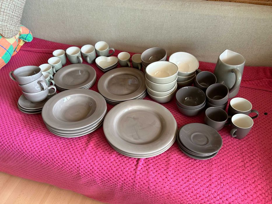 Zestaw naczyń, zastawa stołowa, naczynia brązowe, szare