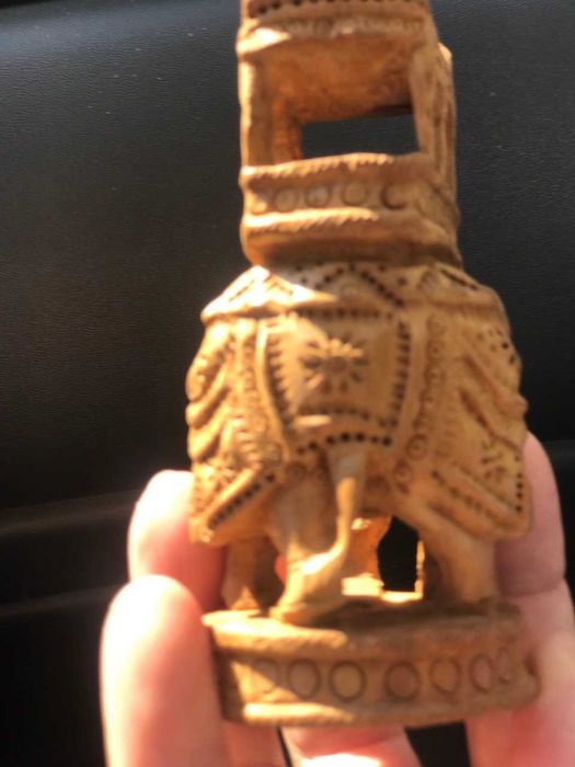 Слон с паланкином из сандала, богатство в дом