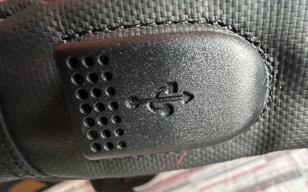 Bolsa tiracolo preta, em pele