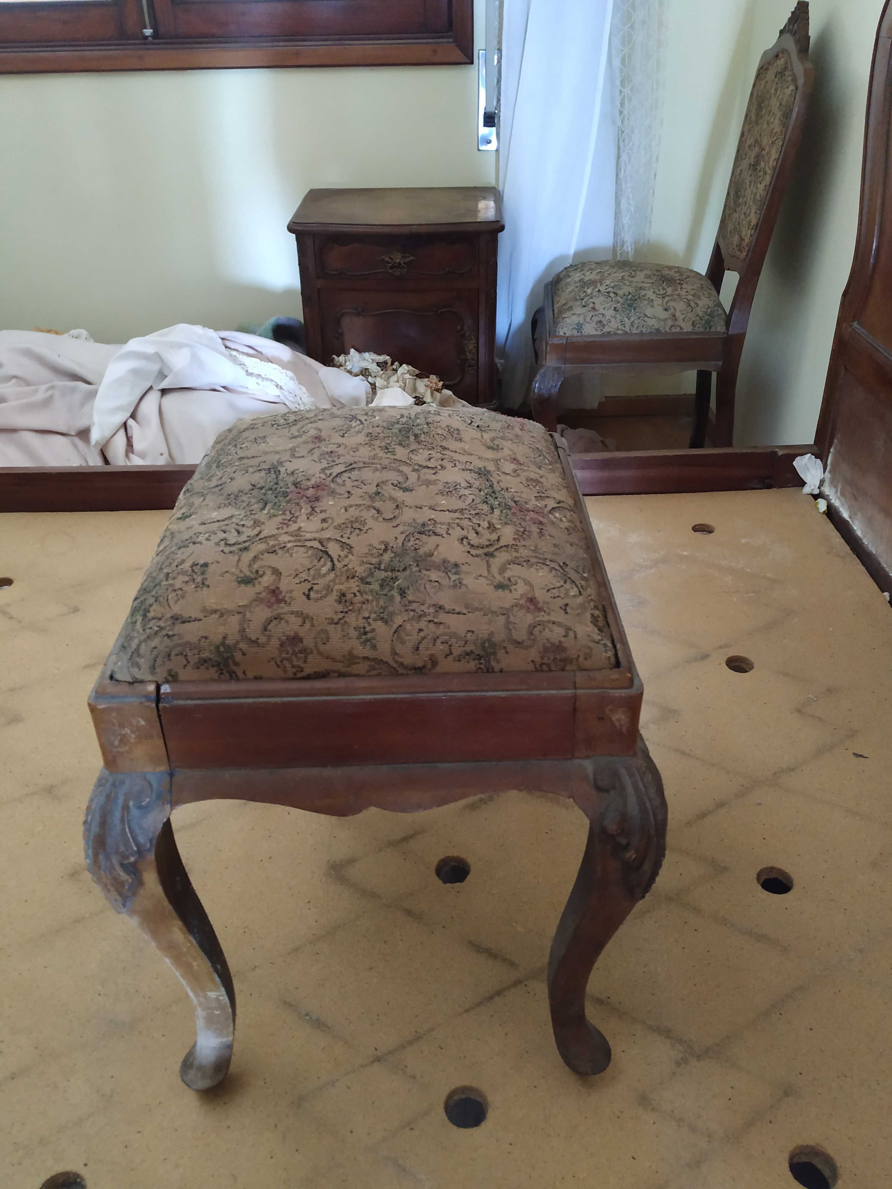Móveis antigos - para restauro - toucador e banco