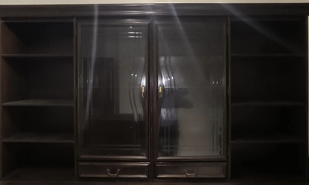 Dou móvel/cristaleira em mogno, com 2 gavetas