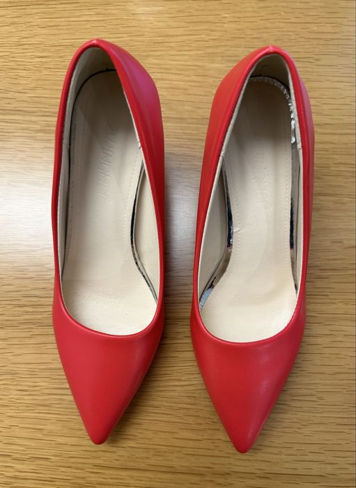 Sapatos vermelho salto alto