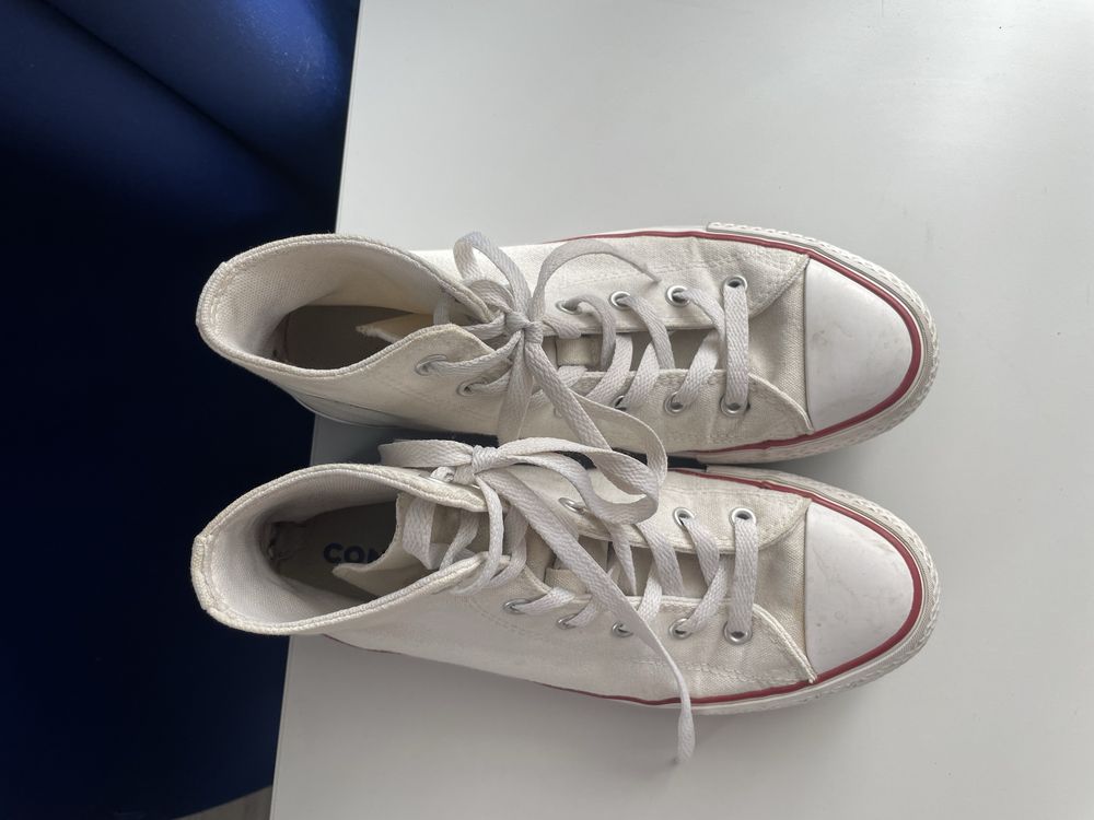 Converse biale na wysokiej podeszwie do kostki
