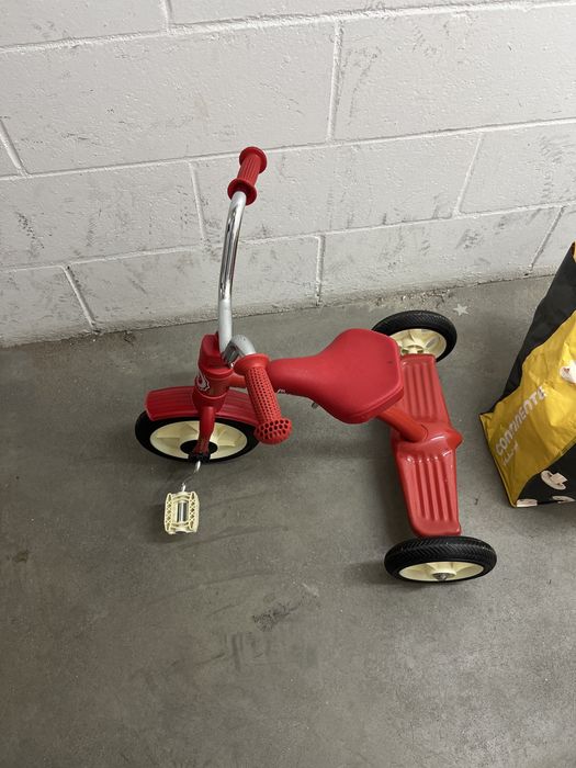 Triciclo vermelho