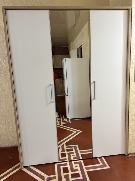 Шкаф из Jusk в отличном состоянии зеркало дсп