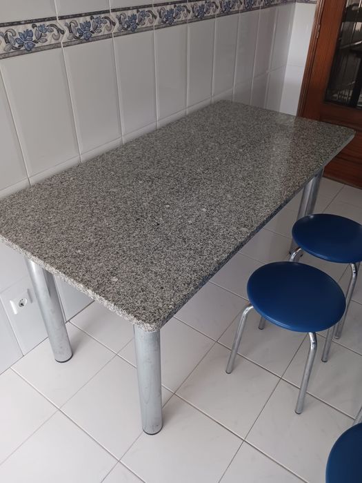 Mesa com pedra de granito e cadeiras